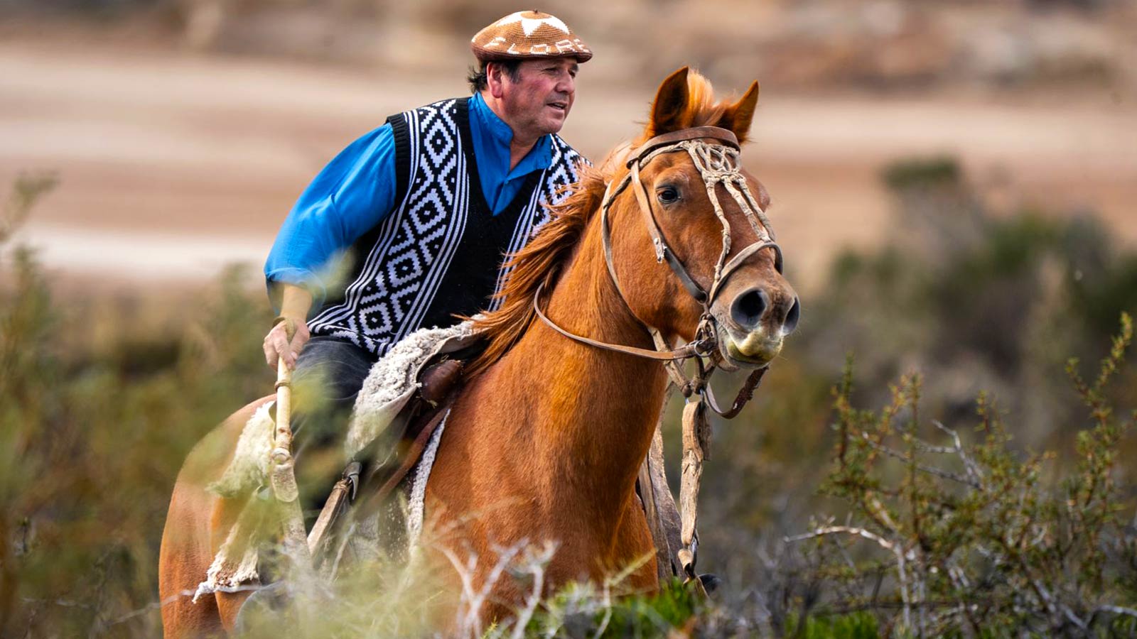 Angel Flores Gaucho Anitrion Turismo en Tierra Salvaje Montando a Caballo Luxury Patagonia Experience Experiencia Turistica Patagonica