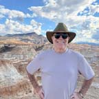 Nelson Mazquiaran fundador de Tierra Salvaje con desierto al fondo en Experiencia de Lujo en Patagonia